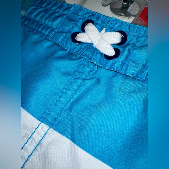 Old Navy Boys Patterned Board Shorts (size 6-7) - Picture 3 of 5